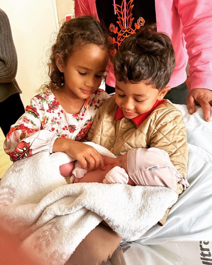 Chrissy Teigen împărtășește numele bebelușului, împărtășește detalii faptice despre recuperarea după naștere