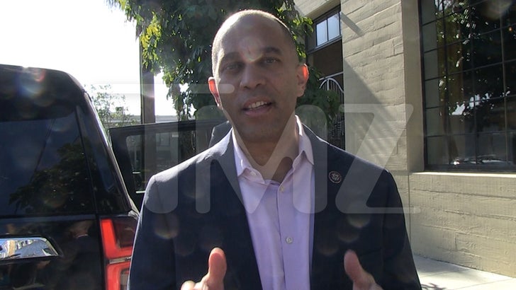 Deputatul Hakeem Jeffries spune că George Santos este o fraudă, inapt pentru a servi în Congres