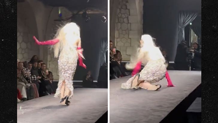Supermodelul Valentino își asumă vina pentru toamnă pe podiumul de la Paris