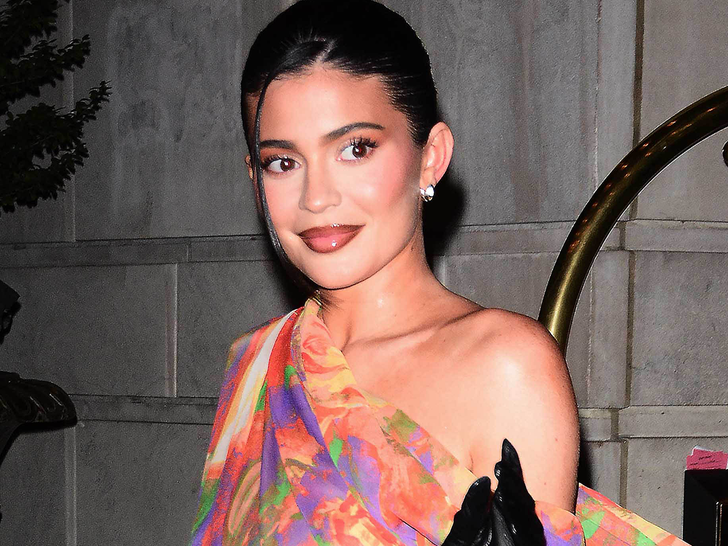 Kylie Jenner publică primele fotografii cu chipul fiului ei și dezvăluie numele