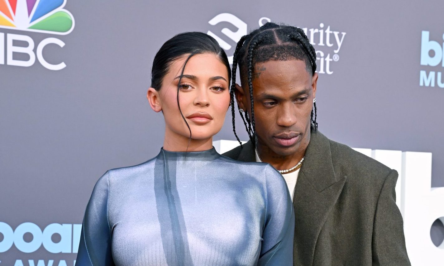 Kylie Jenner împărtășește primele fotografii cu ea și fiul lui Travis Scott