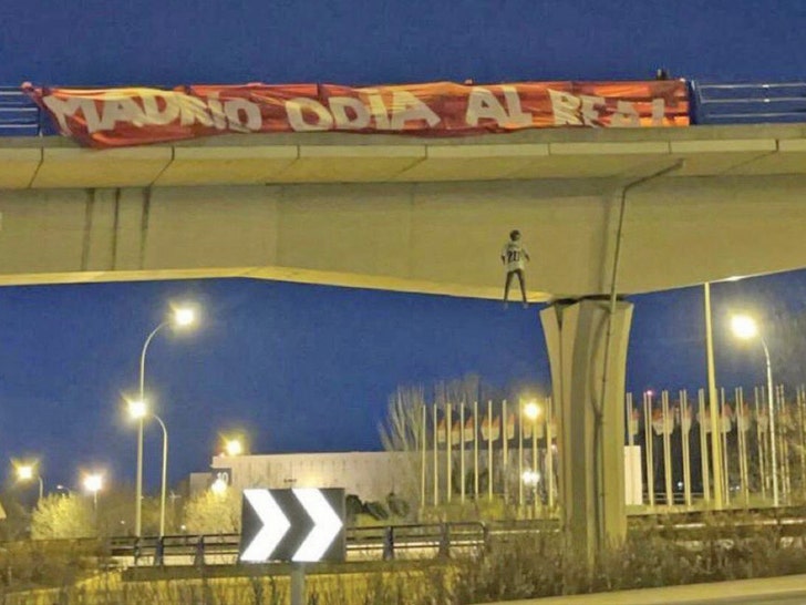 Manechin care poartă tricoul Vini Jr. spânzurat de pod, polițiștii investighează
