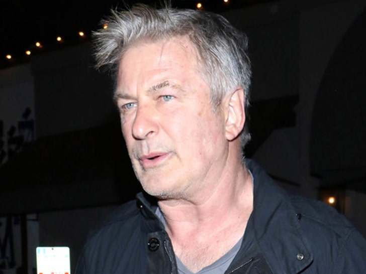 Alec Baldwin este acuzat de ucidere involuntară într-un împușcătură fatală în „Rugina”.