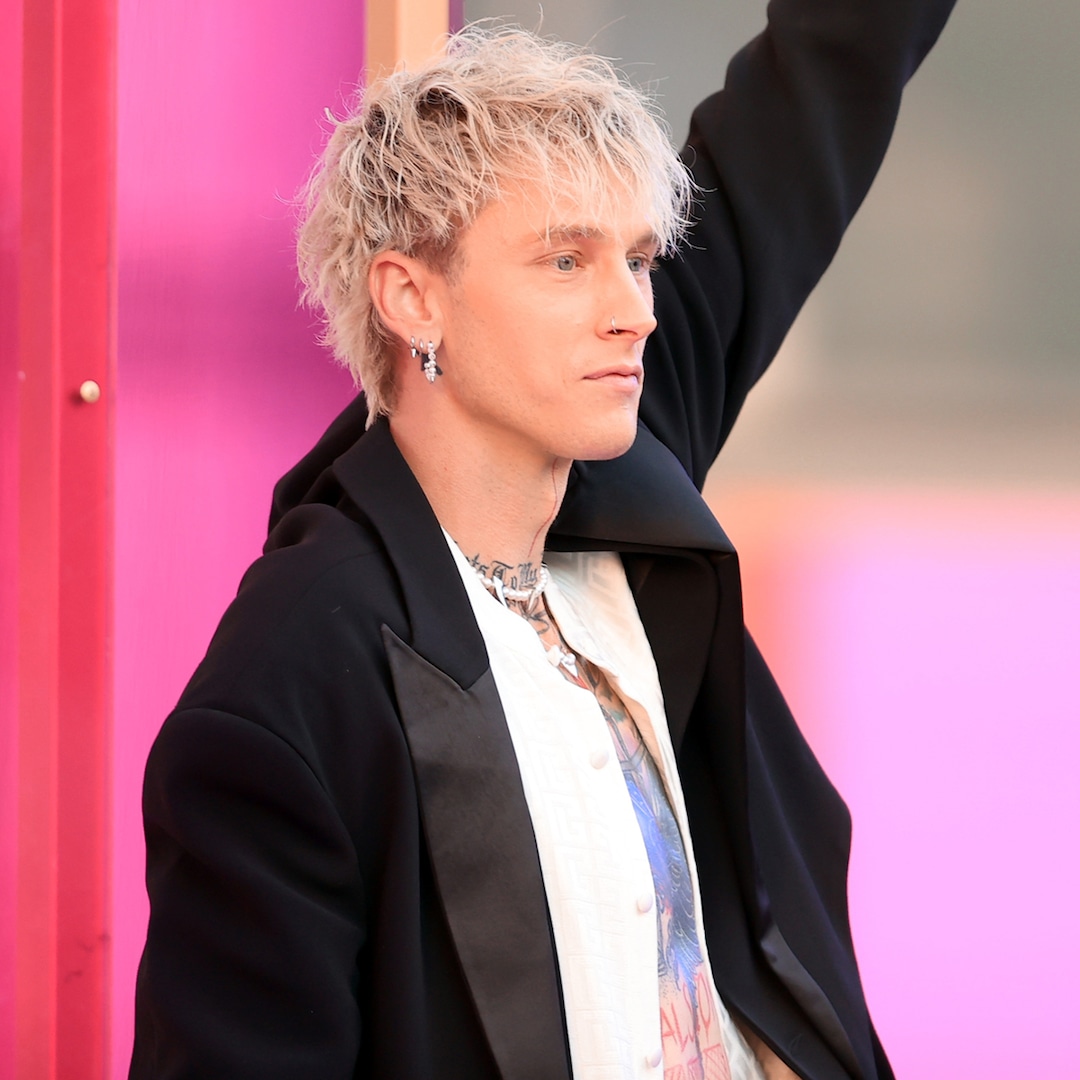 Machine Gun Kelly dezvăluie un tatuaj dramatic pe cap în timp ce își rade părul