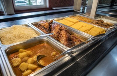 În Eforie Nord prânzul la autoservire începe de la 8 lei și schimbă bugetul turiștilor față de restaurante