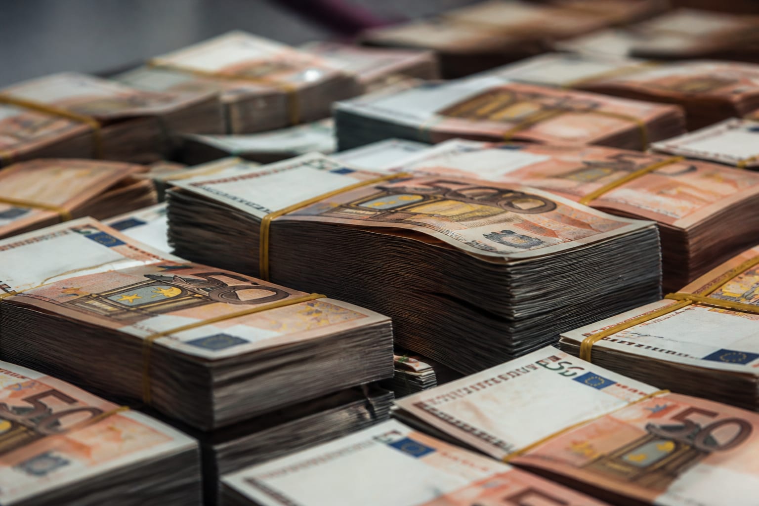 Frații Pavăl au finalizat achiziția Carrefour România pentru 823 de milioane de euro