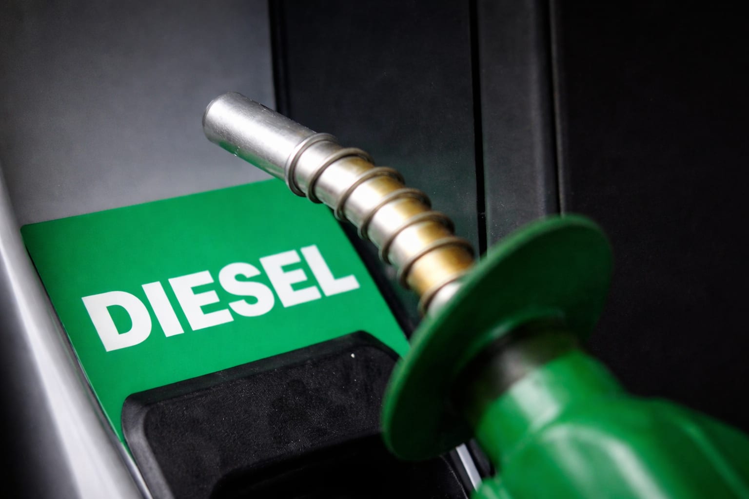 Guvernul analizează o nouă intervenție pe piața carburanților după menținerea unui preț ridicat la motorină