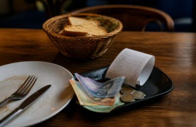 Inflația de 10,9% îi face pe clienți să împartă porțiile la restaurant în 2026