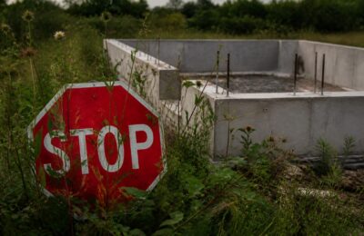 Noi reguli pentru construcțiile fără autorizație: taxe de zece ori mai mari și un an termen de conformare