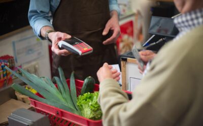 Unele supermarketuri readuc casierii după ce plata automată a adus pierderi și cheltuieli peste așteptări