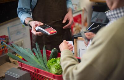 Unele supermarketuri readuc casierii după ce plata automată a adus pierderi și cheltuieli peste așteptări