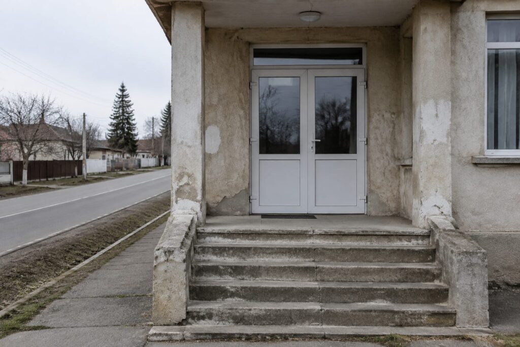 Firme administrate de soțiile unor șefi ieșeni au primit bani publici fără licitație