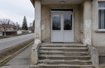 Firme administrate de soțiile unor șefi ieșeni au primit bani publici fără licitație