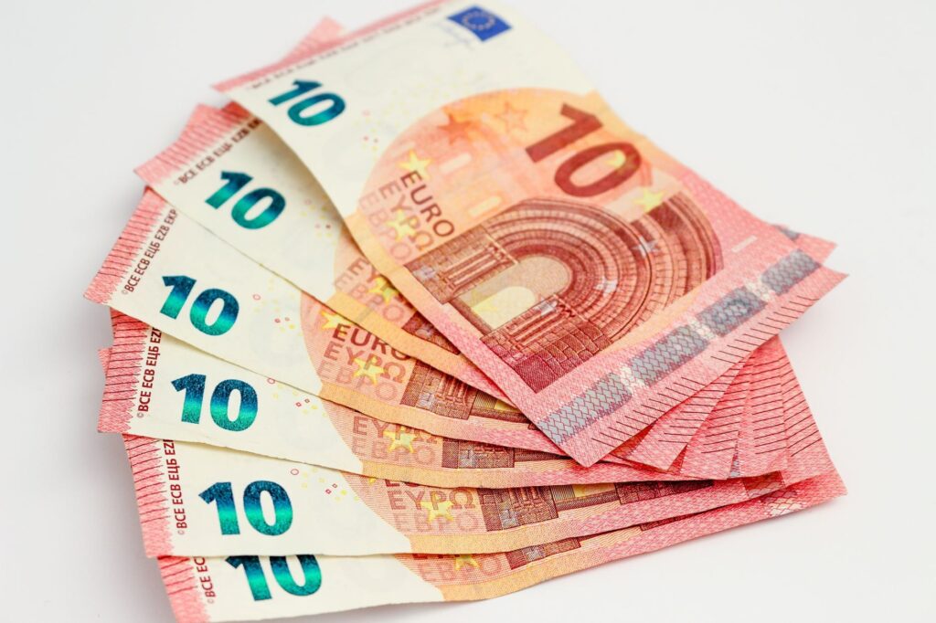 Euro a coborât la 1,11 dolari, cel mai mic nivel din mai 2025. De ce slăbește moneda europeană