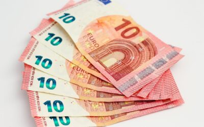 Euro a coborât la 1,11 dolari, cel mai mic nivel din mai 2025. De ce slăbește moneda europeană