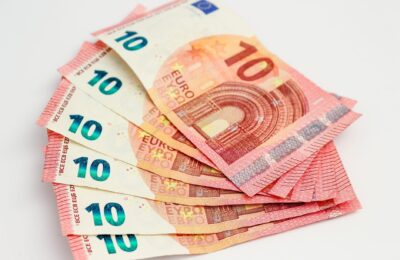 Euro a coborât la 1,11 dolari, cel mai mic nivel din mai 2025. De ce slăbește moneda europeană