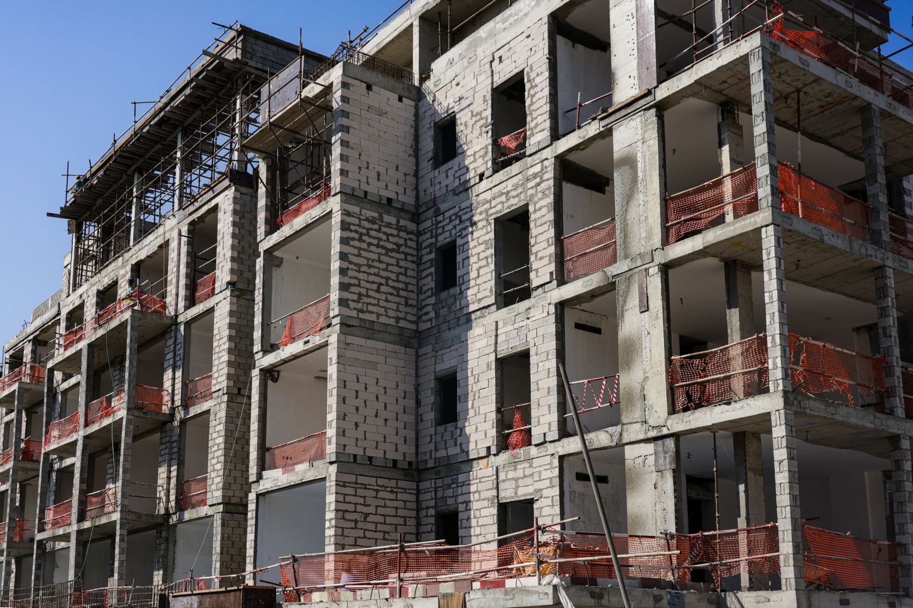 Bloc în construcție abandonat